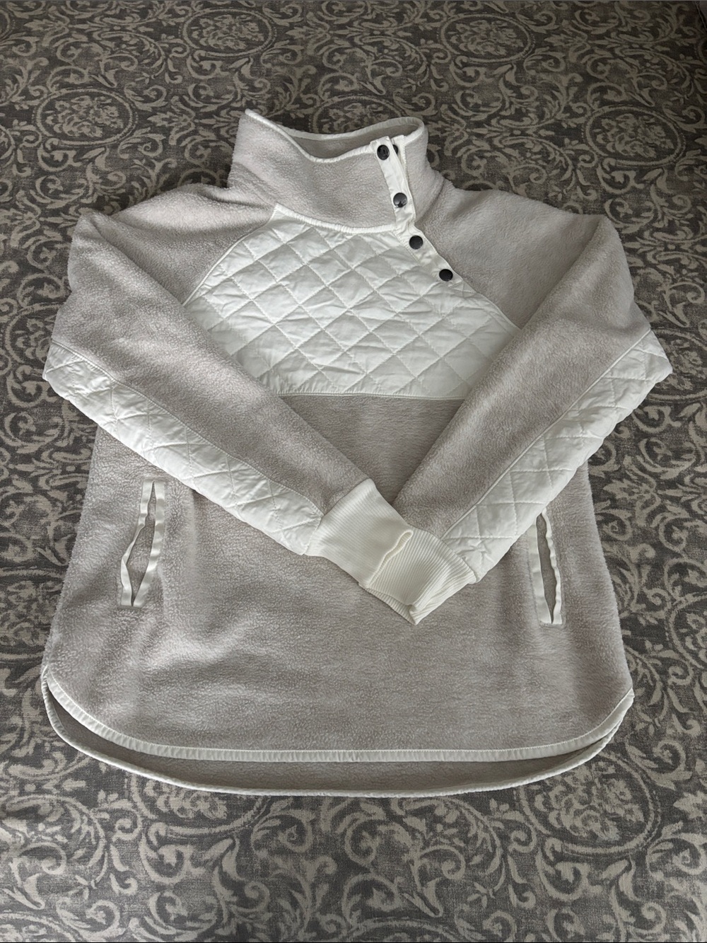 Abercrombie & Fitch Quilt-Panel Pullover in Light Gray and White